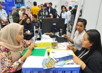 SEBAHAGIAN pencari kerja menjalani temuduga terbuka sempena Perasmian Mega Gerak Kerjaya My Future Jobs Johor 2023 di Stadium Arena Larkin, Johor Bahru, hari ini. - UTUSAN/RAJA JAAFAR ALI