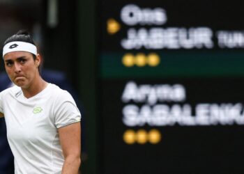 REAKSI Ons Jabeur ketika menentang Aryna Sabalenka pada perlawanan separuh akhir Wimbledon di Kelab Tenis All England, London semalam. - AFP