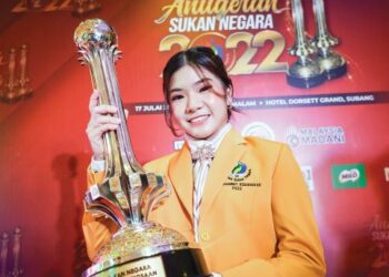 NG Joe Ee menerima anugerah Olahragawati Kebangsaan dalam Anugerah Sukan Negara 2022 di Subang kelmarin.  – UTUSAN/MUHAMAD IQBAL ROSLI