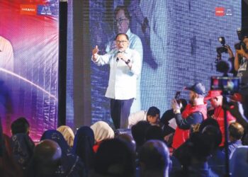 ANWAR Ibrahim berucap pada Jelajah Madani dan Pelancaran Jentera Perpaduan Kedah di Padang Awam Pekan Guar Chempedak, Jerai. - UTUSAN/SHAHIR NOORDIN