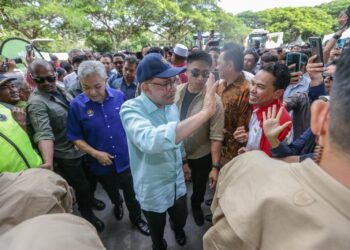 Anwar Ibrahim beramah mesra bersama nelayan dan petani yang hadir pada Majlis Sentuhan Madani Peringkat Negeri Kedah di Ibu Pejabat MADA, Alor Setar semalam. - MINGGUAN/SHAHIR NOORDIN
