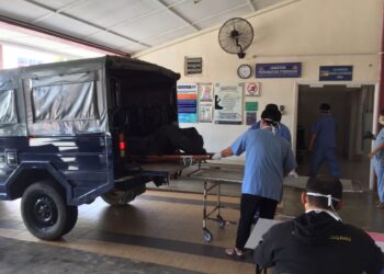 MAYAT salah seorang mangsa kepala air di Jeram Mawar, Air Putih, Kemaman dibawa keluar dari Jabatan Perubatan Forensik, HSNZ, Kuala Terengganu, hari ini.  - UTUSAN/TENGKU DANISH BAHRI TENGKU YUSOFF