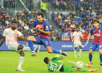 PENJAGA gol KL City, Azim Al Amin Kamaruddin bekerja keras menahan asakan penyerang JDT, Diogo Luis Santo  dalam aksi Liga Super di Stadium Sultan Ibrahim, Iskandar Puteri kelmarin. – UTUSAN/RAJA JAAFAR ALI