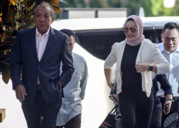 BUNG Moktar Radin (kiri sekali) dan Zizie Izette Ab. Samad (tiga dari kiri) tiba di Mahkamah Sesyen Kuala Lumpur bagi bicara kes rasuah. - UTUSAN/M. FIRDAUS M. JOHARI