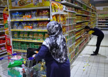 PEMANTUAN perlu untuk elak kenaikan harga barang selepas peningkatan gaji penjawat awam.-GAMBAR HIASAN