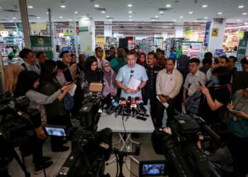 SALAHUDDIN Ayub pada sidang akhbar selepas meninjau harga barangan keperluan asas di Econsave Setapak Sentral, Kuala Lumpur. -UTUSAN/AFIQ RAZALI