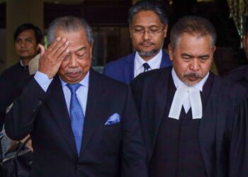 MUHYIDDIN Yassin tiba bagi menghadiri pendengaran permohonannya untuk membatalkan empat pertuduhan menggunakan kedudukannya untuk suapan berjumlah RM232.5 juta bagi  Parti Pribumi Bersatu Malaysia di di Kompleks Mahkamah Kuala Lumpur di sini semalam. -UTUSAN/SADDAM YUSOFF