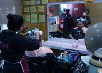 Pelatih melayan pelanggan di bengkel spa dan salun di Penjara Kajang di sini hari ini. -UTUSAN/FAUZI BAHARUDIN