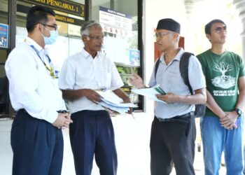 MEOR Razak Meor Abdul Rahman (dua dari kanan) menyerahkan memorandum bantahan cadangan projek pembangunan ladang di HSK Kledang Saiong kepada Pegawai Khas Pejabat Menteri Besar Perak, Rahim Nawawi (kiri) di Ipoh. - UTUSAN/MUHAMAD NAZREEN SYAH MUSTHAFA