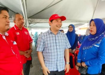 RAFIZI Ramli (tiga, kiri) beramah mesra dengan wakil BN semasa ceramah Jelajah Madani di kawasan DUN Limbongan, Pasir Puteh, Kelantan, hari ini. - UTUSAN/YATIMIN ABDULLAH