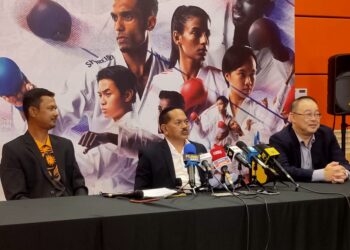 NUR Azmi (tengah) dalam sidang akhbar Kejohanan Karate Asia ke-19 di MSN, Bukit Jalil hari ini.