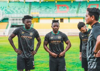 KEHADIRAN Moses Atede (tiga, kiri) dan Ifedayo Olusegun (dua, kiri) akan menjadi senjata baharu Kedah.