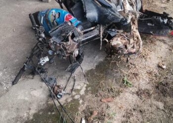 KEADAAN motosikal yang ditunggangi Muhammad Firdaus Mohd. Zul setelah bertembung dengan sebuah kereta di Kampung Gong Penaga, Jabi, Besut, hari ini.