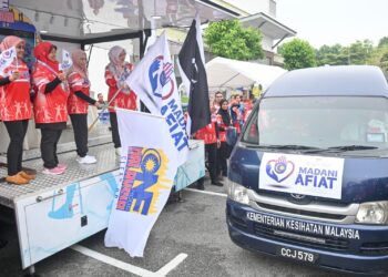 ZALIHA Mustafa (empat, kiri) melakukan pelepasan kenderaan mobilisasi jururawat selepas merasmikan program Madani Fiat dan One Hour Malaysia Clean Up Peringkat Negeri Terengganu 2023 di Program Perumahan Rakyat (PPR), Padang Hiliran, Kuala Terengganu, hari ini. - UTUSAN/PUQTRA HAIRRY ROSLI 