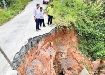 PENDUDUK Orang Asli di Pos Tuel, Gua Musang, Kelantan terpaksa bergadai nyawa apabila perlu melalui jalan yang berlaku runtuhan. – UTUSAN/AIMUNI TUAN LAH