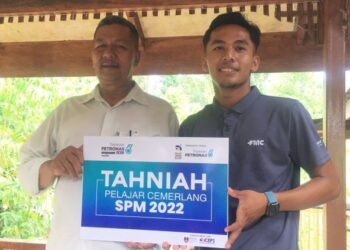 MOHAMAD Syaiful Massuri bersama bapanya, Massuri Jusoh ketika menerima kunjungan daripada Ziarah Jalinan Kasih Program Yayasan Petronas Empower ECER Akademik (YPeA) di Kampung Sungai Sam, Kuala Krai, Kelantan, semalam. – UTUSAN/ROSMIZAN RESDI