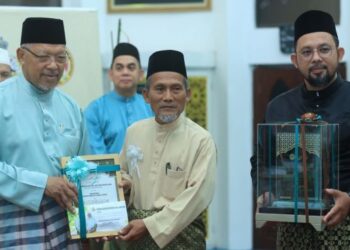 AZIZ Mohd. Zin (dua dari kanan) menerima anugerah dari Menteri Besar Kelantan, Datuk Ahmad sempena Majlis Sambutan Hijratul Rasul SAW 1445 Hijrah di Masjid Sultan Ismail Petra, Kubang Kerian, Kota Bharu, malam tadi. - UTUSAN/KAMARUL BISMI KAMARUZAMAN