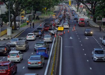 TINJAUAN laluan kontra dan satu laluan sementara yang dibuka khas untuk pengangkutan bas awam pada waktu puncak berjaya mengatasi kesesakan lalu lintas di Jalan Ampang, Kuala Lumpur.. - UTUSAN/FARIZ RUSADIO