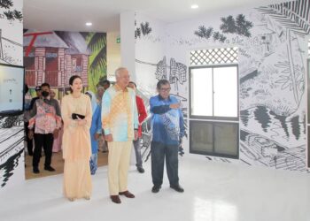 SULTAN Nazrin Muizzuddin Shah diberikan penerangan oleh Lat mengenai koleksi dan karya yang dipamerkan di Galeri Rumah Lat pada perasmian galeri tersebut di Batu Gajah. - UTUSAN/MUHAMAD NAZREEN SYAH MUSTHAFA