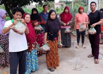 MASYARAKAT Islam Melayu Champa  memegang daging korban sumbangan dermawan dari Pahang di Kampung Chimaan, daerah Ponyekrek, Wilayah Tbongkhmom, Kemboja.