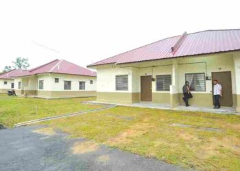 KEDIAMAN penduduk yang selesa disediakan kerajaan di Taman Datuk Hajah Fatimah Salim di Kampung Parit Makuaseng, Benut, Pontian.