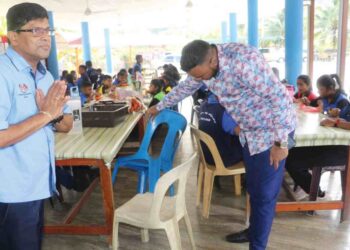 A. ARVEND (kanan) melihat kerusi plastik yang masih digunakan sambil diperhatikan K. Tamilvanen di SJKT Raub di Raub, Pahang. – UTUSAN/SALEHUDIN MAT RASAD