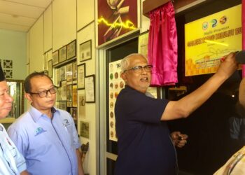 MAHFUZ Omar menandatangani plak perasmian Galeri Madu Kelulut Bukit di Bukit Bayas, Kuala Terengganu, hari ini. - UTUSAN/TENGKU DANISH BAHRI TENGKU YUSOFF