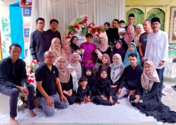 M. Daud Kilau bersama keluarganya dalam majlis  naik buai dua cicitnya di Kampung Sungai Balai, Bagan Datuk, Januari lalu. – UTUSAN/AIN SAFRE BIDIN