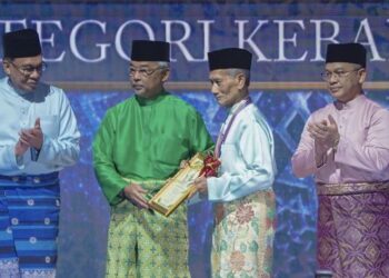 YANG di-Pertuan Agong, Al-Sultan Abdullah Ri’ayatuddin Al-Mustafa Billah Shah berkenan mengurniakan Anugerah Tokoh Maal Hijrah Kebangsaan kepada Abdul Monir Yaacob pada Majlis Sambutan Maal Hijrah Peringkat Kebangsaan Tahun 1445/2023M di Pusat Dagangan Dunia, Kuala Lumpur, hari ini. Turut sama, Anwar Ibrahim (kiri). - UTUSAN/FARIZ RUSADIO