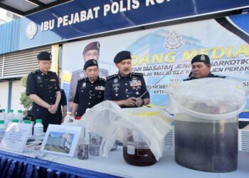 MOHD. Yusri Hassan Basri  (dua dari kanan) menunjukkan dadah yang dirampas dalam serbuan di sebuah gudang di Jelapang, kelmarin pada sidang akhbar di IPK Perak hari ini. - UTUSAN/MUHAMAD NAZREEN SYAH MUSTHAFA