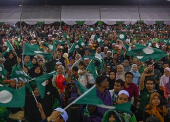 SEBAHAGIAN ahli dan penyokong Pas yang hadir pada program Jelajah Mega PN Best, Himpunan Teguh Pertahan Terengganu di Dataran Jambatan Angkat, Kuala Terengganu, malam tadi. - UTUSAN/PUQTRA HAIRRY ROSLI