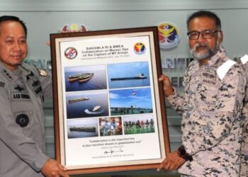 AMINUDDIN Abdul Rashid (kanan) menyampaikan cenderamata kepada Dr. Aan Kurnia sempena Majlis Penyampaian Penghargaan Khas daripada Badan Keamanan Laut Republik Indonesia (Bakamla) di Ibu Pejabat Maritim Malaysia Johor, hari ini. - UTUSAN/RAJA JAAFAR ALI