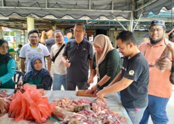 MOHAMMAD Nizar Jamaluddin (empat dari kanan) bersama pengamal media Perak yang menyertai ibadah korban bersama Persatuan Penduduk Taman Lapangan Jaya di Taman Lapangan Jaya, Ipoh hari ini.  - UTUSAN