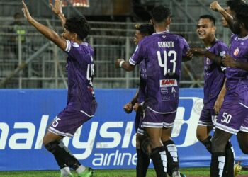 PEMAIN Kelantan FC meraikan jaringan mereka ketika menentang Kuching City. - IHSAN MFL