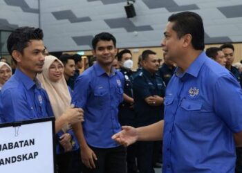 MOHD. Haffiz Ahmad (kanan) menyantuni pegawai dan anggota MBIP dalam satu majlis yang diadakan di Iskandar Puteri, baru-baru ini.