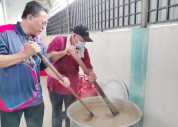 MD. Norhalim Md. Amin (kiri) bersama Ahli Jawatankuasa Masjid Jamek Kampung Melayu mengacau Bubur Asyura sebelum diagihkan kepada jumaah yang datang untuk solat jumaat di Kluang, Johor, hari ini.