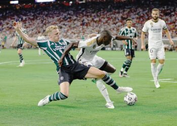 PERTAHANAN Real Madrid, Freland Mendy (kanan) bersaing dengan pemain tengah Manchester United, Donny Van De Beek dalam perlawanan pramusim di Stadium NRG, Houston, Texas semalam. – AFP