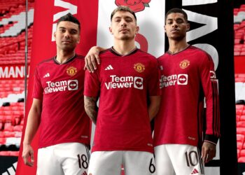 Casemiro (kiri), Lisandro Martinez (tengah) dan Marcus Rashford memperagakan replika jersi baharu Manchester United musim depan.