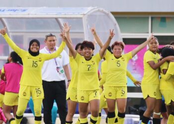 PEMAIN Malaysia meraikan kejayaan menumpaskan Singapura dalam aksi Kumpulan B, Kejuaraan AFF B-19 Wanita di  Palembang, Indonesia hari ini. - IHSAN FAM