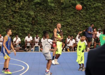 KYLIAN Mbappe (tengah) bermain bola keranjang bersama kanak-kanak di Kompleks Sukan Yaounde, Cameroon semalam ketika mengadakan lawatan amal di kampung kelahiran bapanya. – AFP