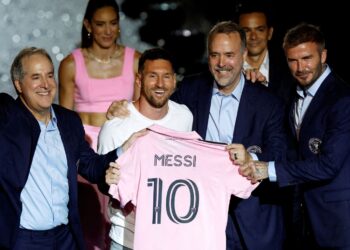 LIONEL Messi (tengah) ketika diperkenalkan kepada penyokong Inter Miami.