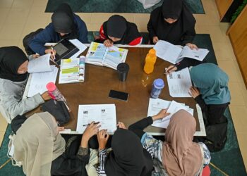 Banyak rungutan khususnya dalam  kalangan calon SPM, para ibu bapa dan  guru yang memaklumkan tahap kesukaran soalan SPM meningkat dan murid menghadapi kesukaran menjawab soalan. - GAMBAR HIASAN.