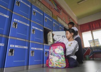 Murid-murid SK Gombak Setia, Kuala Lumpur memasukkan buku ke dalam lokar pada Majlis Penyerahan Lokar fasa pertama, tahun lalu. 
– MINGGUAN/ SHIDDIEQIIN ZON
