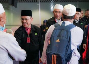 MOHD. Na'im Mokhtar ketika menyambut ketibaan jemaah haji di KLIA, Sepang, Selangor.- GAMBAR IHSAN TH