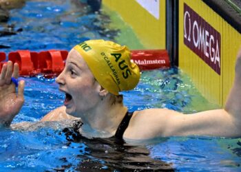 MOLLIE O'Callaghan meraikan kejayaan memenangi acara 200m gaya bebas wanita beserta rekod dunia pada Kejohanan Dunia di Fukuoka, Jepun hari ini. - AFP