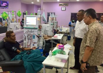 AHMAD Razif  Abdul Rahman (kanan) bertanyakan sesuatu kepada seorang pesakit yang melakukan rawatan pada Program Semarak Siswa Madani Saringan Kesihatan Percuma Bersama Masyarakat di Pejabat DUN Seberang Takir, Kuala Nerus, hari ini. - UTUSAN/TENGKU DANISH BAHRI TENGKU YUSOFF