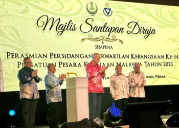 SULTAN Nazrin Muizzuddin Shah berangkat ke Majlis Santapan Diraja sempena Perasmian Persidangan Perwakilan Tahunan Ke-34 PPKM di Ipoh semalam. - UTUSAN/LIYANA RAMLI