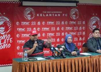 NORIZAM Tukiman (kiri) dalam sidang akhbar bersama peguamnya di Kuala Lumpur semalam. - UTUSAN/AMIR KHALID