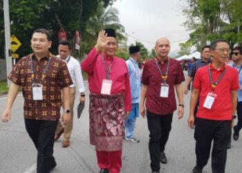 AMINUDDIN Harun (tengah) diiringi oleh Timbalan Presiden PKR, Rafizi Ramili (kiri) tiba di Pusat Penamaan Calon DUN Sikamat di Dewan Komuniti Coral Heights, Sikamat, Seremban hari ini.