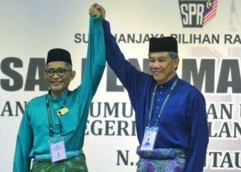 MOHAMAD Hasan dan Rozmal Malakan selepas diumumkan sebagai calon DUN Rantau di Pusat Penamaan Calon DUN Rantau di Sekolah Kebangsaan Bandar Sri Sendayan, Sendayan, Seremban, hari ini. - UTUSAN/MOHD. SHAHJEHAN MAAMIN